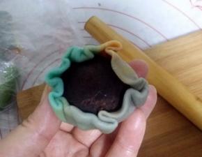 用虎口将面皮慢慢往上推。