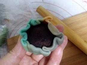 用虎口将面皮慢慢往上推。