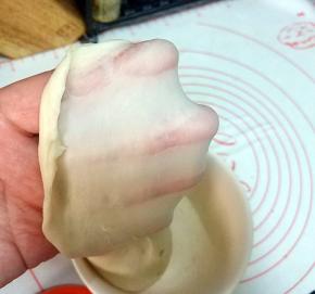 所有油皮材料混和均匀，揉成光滑面团。放入保鲜袋，冰箱冷藏一小时。一小时后取出面团，可以抻出手套膜。做这种螺旋状的蛋黄酥，面团一定要出手套膜。