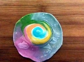 用擀面杖将边缘擀薄，不要擀中间的螺旋纹。