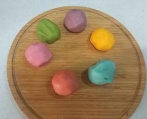 油酥材料混和成团，分成六份，分别加入抹茶粉和色素。
惠尔通色素只需沾一点点，效果就很好，不要放太多。如果都用天然果粉，为了达到需要颜色会多加些，这样油酥会干，要适当加些猪油来调节。油酥不能太硬，太硬会导致后面擀卷时破酥。