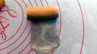 由上至下卷起，想哪个颜色为圆心，就从哪头卷起。