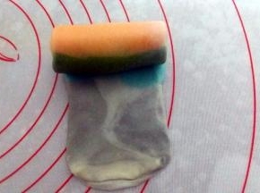 由上至下卷起，想哪个颜色为圆心，就从哪头卷起。