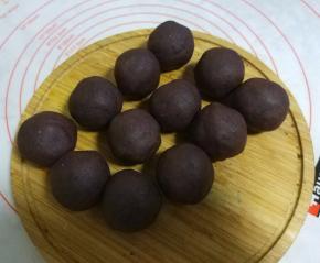 豆沙分成12份（22克/个)，分别包入咸蛋黄。放旁边备用。
注：豆沙馅可以买现成的，也可以自已炒。我做的豆沙馅材料：红豆250克，白糖90克，蜂蜜玫瑰酱40克，玉米油90克。

豆馅制作：红豆泡两小时，放电饭锅中，加适量清水，一个煮粥程序+一个煮饭程序。煮好后用料理打碎。倒入不粘锅中小火炒15分钟，油分次加入，边炒边搅拌。接着放入白糖炒制，等豆沙水份快炒干时，加入玫瑰酱翻炒均匀；