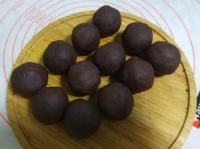 豆沙分成12份（22克/个)，分别包入咸蛋黄。放旁边备用。
注：豆沙馅可以买现成的，也可以自已炒。我做的豆沙馅材料：红豆250克，白糖90克，蜂蜜玫瑰酱40克，玉米油90克。

豆馅制作：红豆泡两小时，放电饭锅中，加适量清水，一个煮粥程序+一个煮饭程序。煮好后用料理打碎。倒入不粘锅中小火炒15分钟，油分次加入，边炒边搅拌。接着放入白糖炒制，等豆沙水份快炒干时，加入玫瑰酱翻炒均匀；