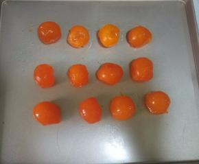 蛋黄喷白酒，放烤箱150度烤六分钟；
 我用的真空包装的蛋黄。如果是新鲜蛋黄，需要先把蛋黄上白膜撕去，再烘烤。
烤蛋黄温度不能太高，不能把蛋黄烤出油，这样做出的蛋黄酥中的蛋黄太干，不好吃。