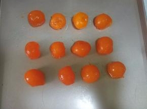 蛋黄喷白酒，放烤箱150度烤六分钟；
 我用的真空包装的蛋黄。如果是新鲜蛋黄，需要先把蛋黄上白膜撕去，再烘烤。
烤蛋黄温度不能太高，不能把蛋黄烤出油，这样做出的蛋黄酥中的蛋黄太干，不好吃。
