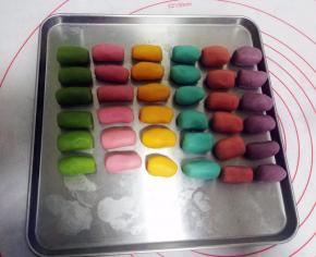 将每种颜色的油酥分成六等份，大概每份五克。每个小油酥搓成长方形，长度大小要一致； 盖上保鲜膜，放旁边备用。