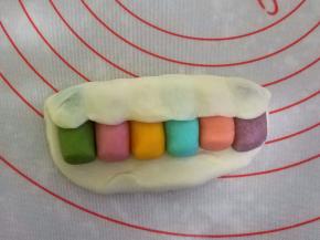 将一边油皮拉长，包住油酥；