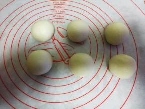 油皮分六等份，盖保鲜膜放旁边备用。