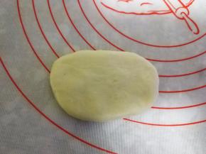 取一油皮，擀成长方形，不需要太宽，大小能放下六个颜色油酥即可。