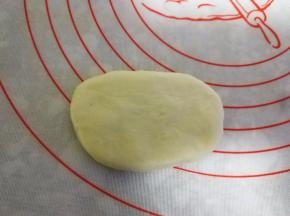 取一油皮，擀成长方形，不需要太宽，大小能放下六个颜色油酥即可。