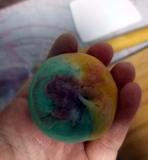 将收口处面团捏紧。