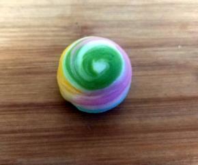 把包好的蛋黄酥秒稍微搓圆，整形。