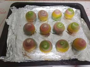 烤盘上垫锡纸，把蛋黄酥放入烤盘。