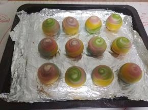 烤盘上垫锡纸，把蛋黄酥放入烤盘。