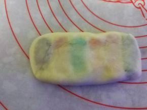 用手将面团按扁，长宽要一致；