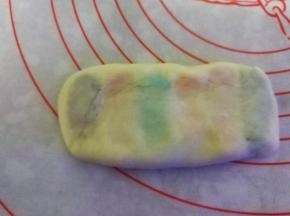 用手将面团按扁，长宽要一致；