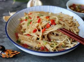 喜欢蒜香的味道，夏天吃蒜米可以解毒