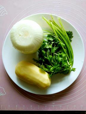 土豆削皮，圆葱和香菜都洗干净备用。