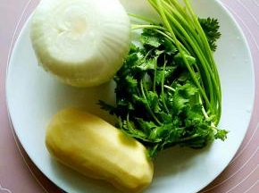 土豆削皮，圆葱和香菜都洗干净备用。