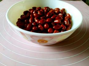 准备好熟花生米，除了水煮之外，你可以用任何方式把花生米弄熟。油炸,锅炒,烤箱烤都可以。