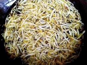 锅中热油，油温较高的时候分次放入土豆丝，炸至金黄。