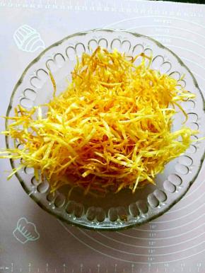 炸好的土豆丝装在容器中备用。