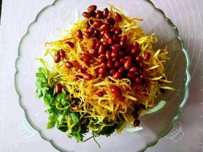 待炸好的土豆丝凉透之后再放入香菜，圆葱丝，再加入适量的盐，白砂糖和少许白米醋，拌均匀。