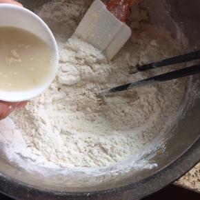 面粉，放入盆中；加入酵母水；用筷子，搅拌；