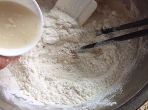 面粉，放入盆中；加入酵母水；用筷子，搅拌；