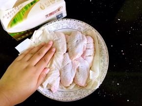 鸡翅用天喜玫花纸巾吸干水份。