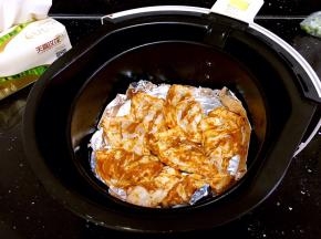 空气炸锅炸篮铺锡纸，把腌制好的鸡翅码放整齐。