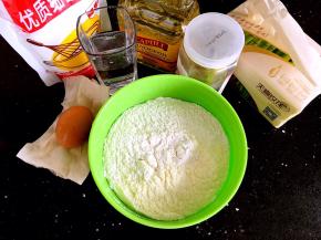 面包所需食材称重备用。