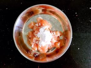 鸡胸切成小丁，用干淀粉、黑胡椒粉和料酒腌制。