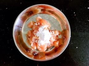 鸡胸切成小丁，用干淀粉、黑胡椒粉和料酒腌制。