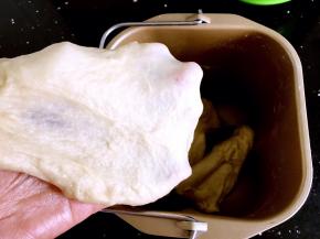 启动面包机和面程序，两个和面程序20分钟后结束，看看出膜状况，再启动三次和面程序继续揉面30分钟揉至完全阶段。