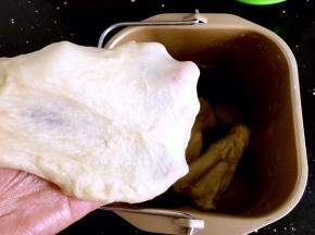 启动面包机和面程序，两个和面程序20分钟后结束，看看出膜状况，再启动三次和面程序继续揉面30分钟揉至完全阶段。