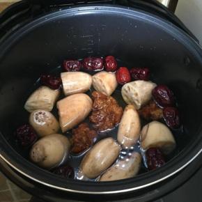 加入没过莲藕的水；