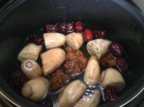 加入没过莲藕的水；