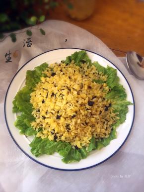 一盘金黄的炒饭，是不是很想吃呢。