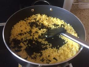 再放入一小撮的梅干菜；翻炒；