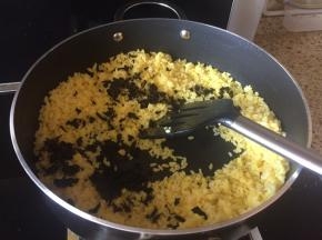 再放入一小撮的梅干菜；翻炒；