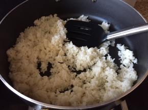 剩米饭，比较硬，先放锅里，热下，撒点水；弄散；