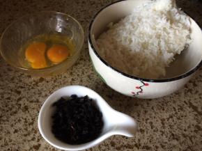 一块剩米饭、两个鸡蛋、一小碟梅干菜；