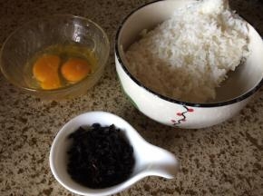一块剩米饭、两个鸡蛋、一小碟梅干菜；