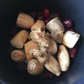 红糖、莲藕段、还有红枣，放入电饭煲中；