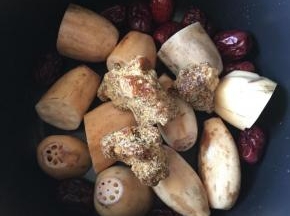 红糖、莲藕段、还有红枣，放入电饭煲中；