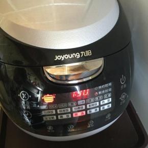 启动电饭煲的煮粥功能；