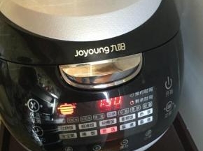 启动电饭煲的煮粥功能；